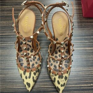 Valentino heels size 40/10
comes with box